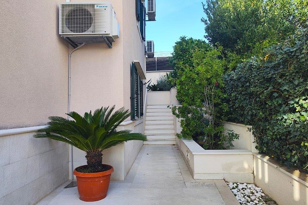 Venkovní areál s přístupem, schodiště a udržovaná zahrada