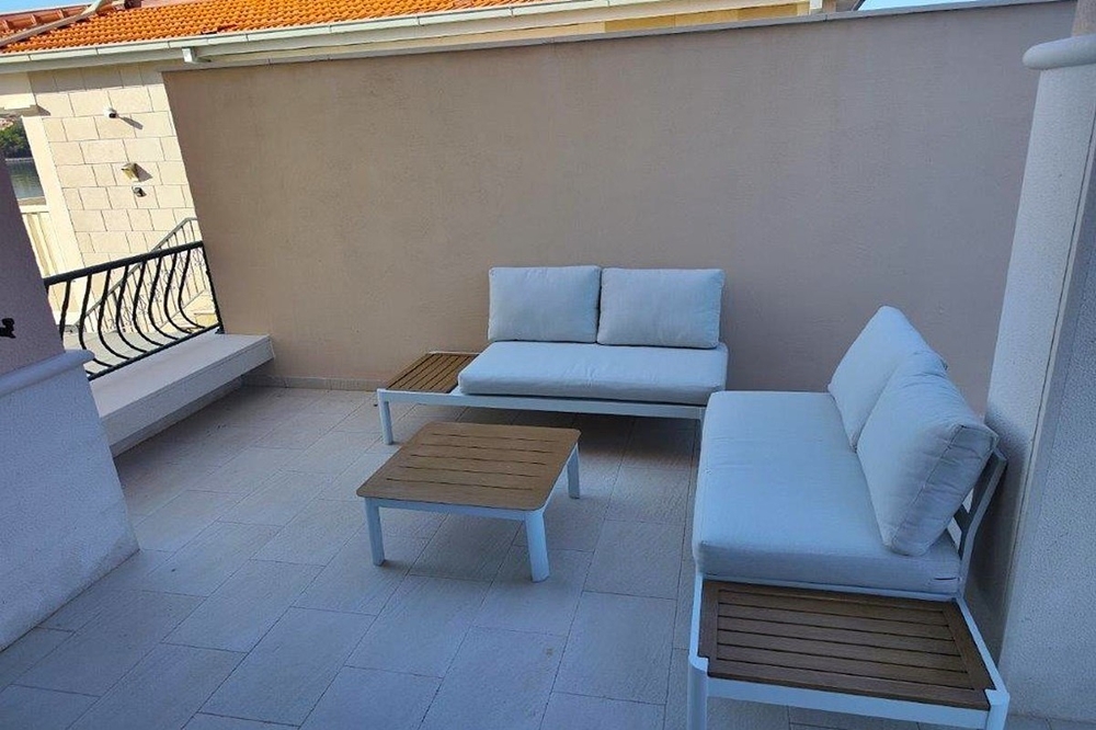 Terasa s obývacím nábytkem a posezením