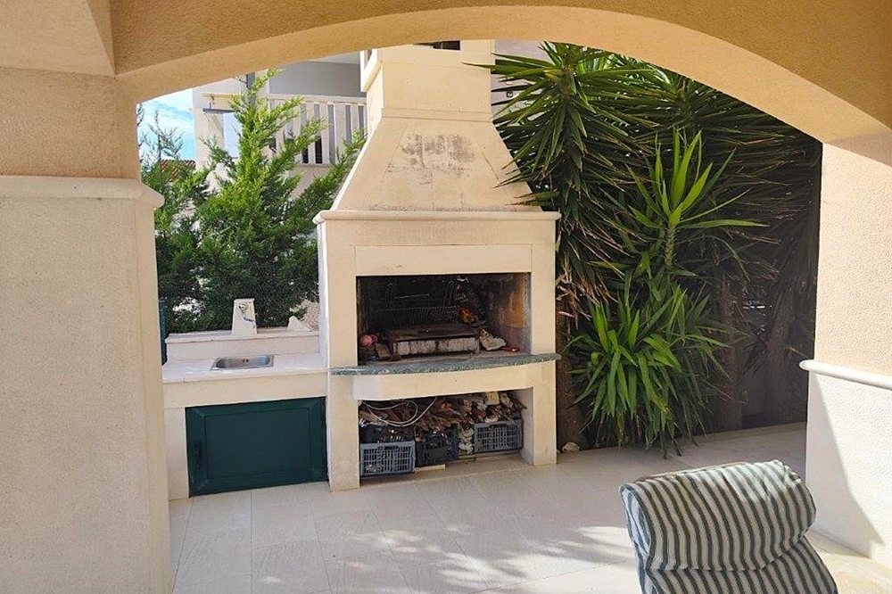 Krytá terasa s grilem a venkovní kuchyní