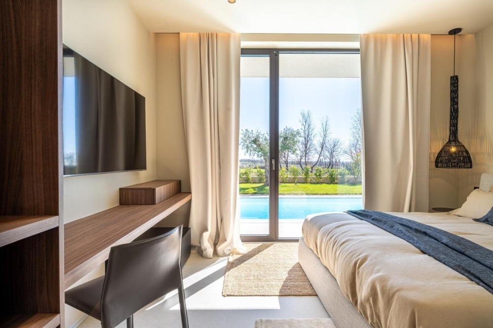 Ložnice s přímým výhledem do zahrady a na bazén