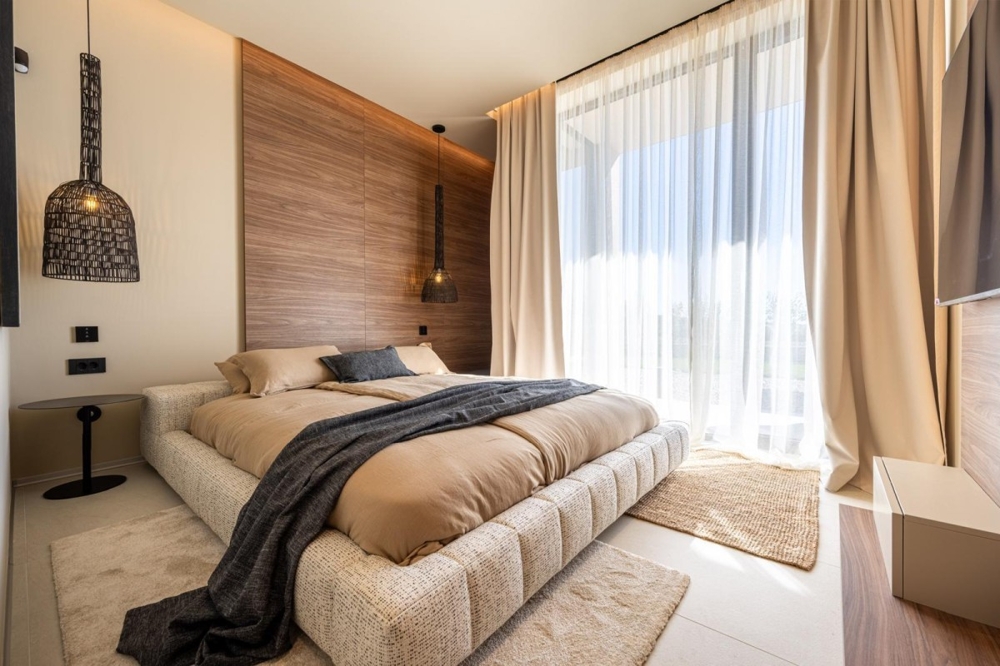 Moderní ložnice s dřevěným obložením