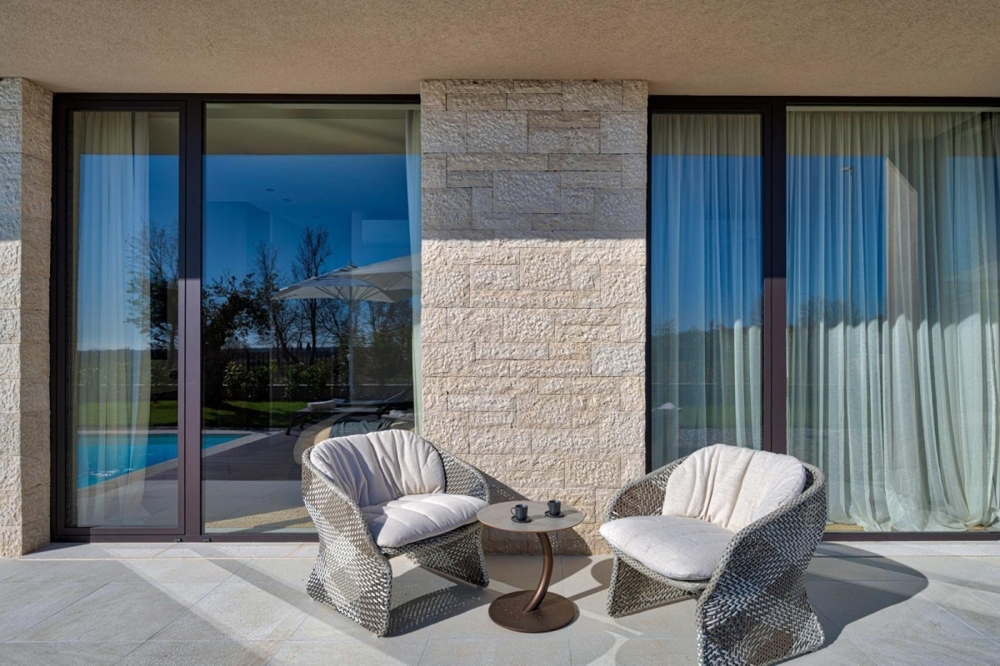 Krytá terasa s posezením a posuvnými skleněnými dveřmi