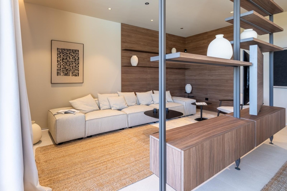 Otevřený obývací prostor s designovým nábytkem a dřevěnými detaily