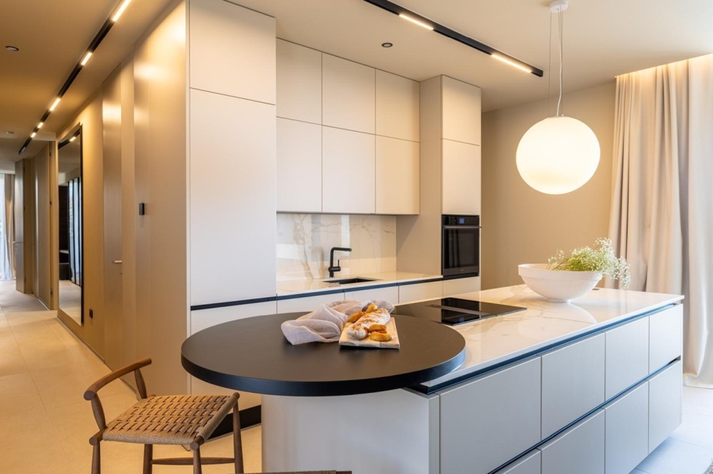 Kvalitně vybavená kuchyně s ostrůvkem na vaření