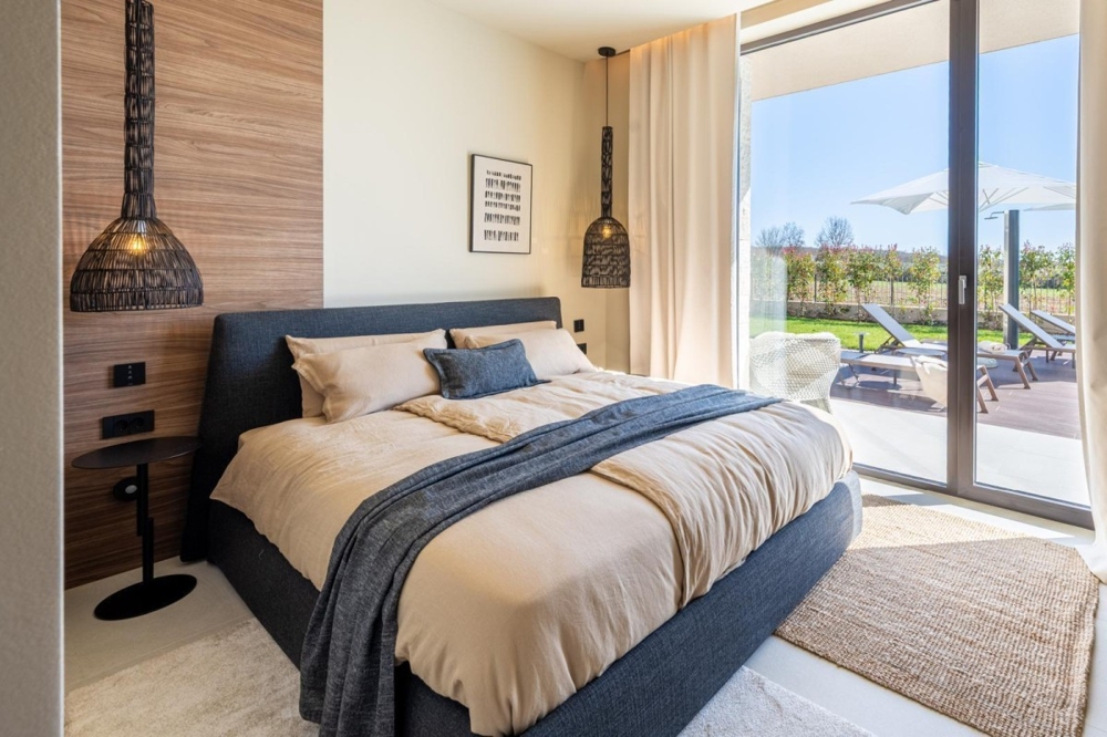 Ložnice se vstupem na terasu a výhledem na bazén