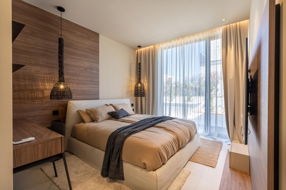 Ložnice s velkými okny a závěsy