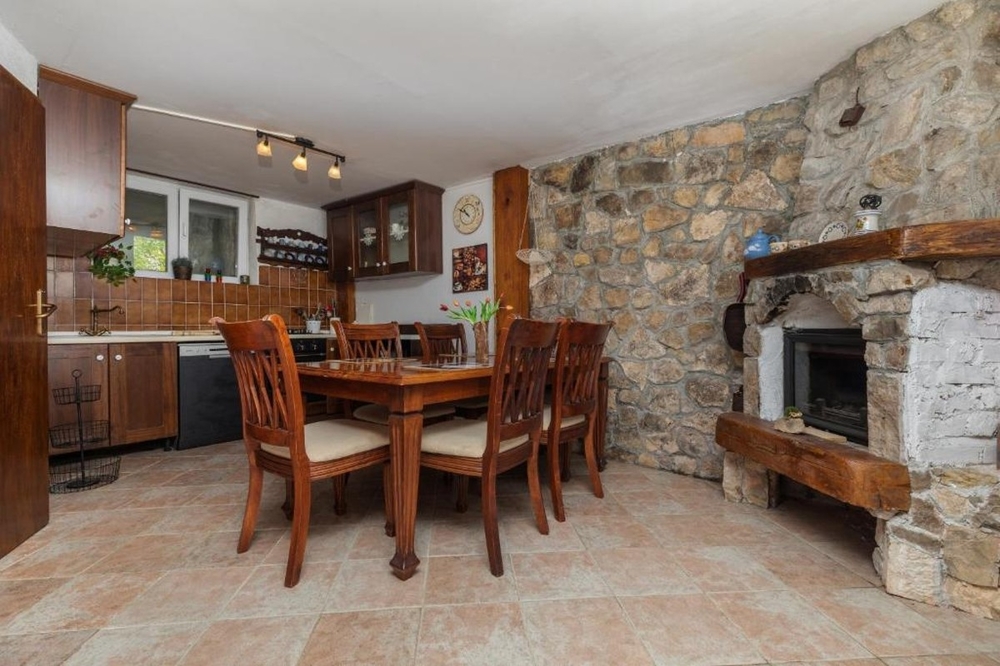 Jídelna s rustikálním krbem a kamennou výzdobou