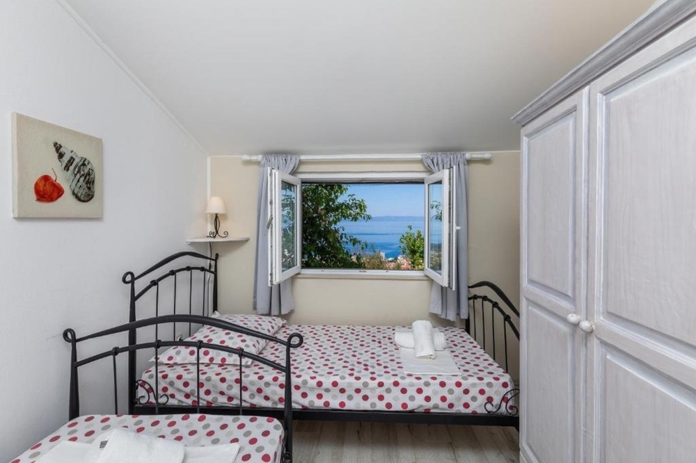 Ložnice s jednolůžky a výhledem na moře oknem