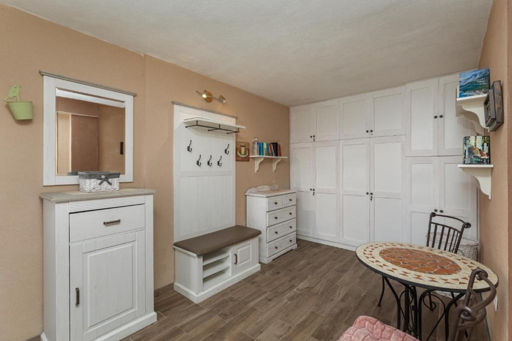 Vstupní prostor s vestavěnými skříněmi a lavicí