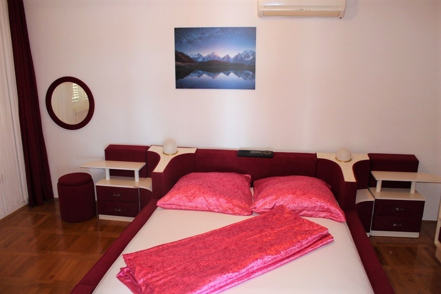 Ložnice s manželskou postelí a moderním nábytkem