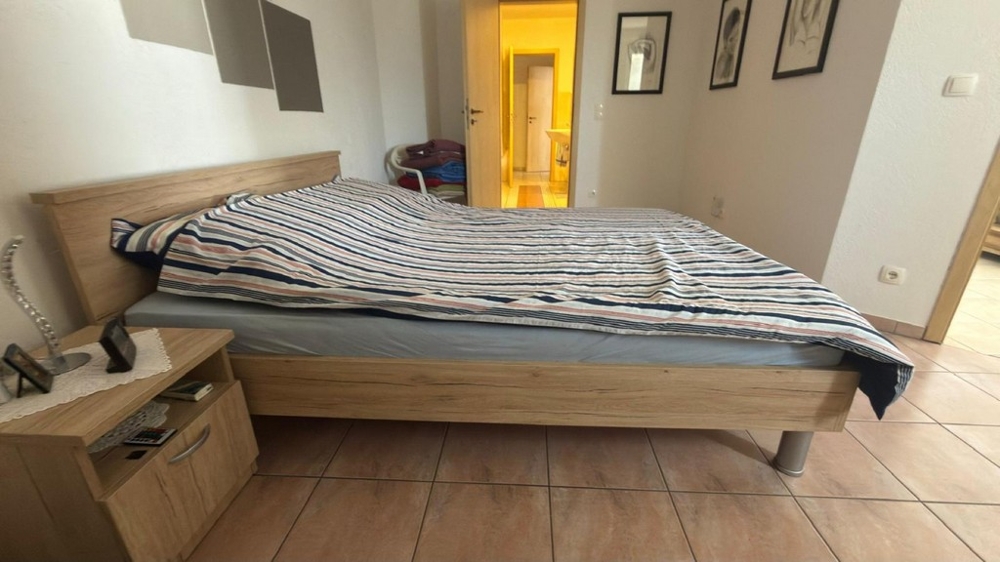 Ložnice s manželskou postelí a vstupem na chodbu