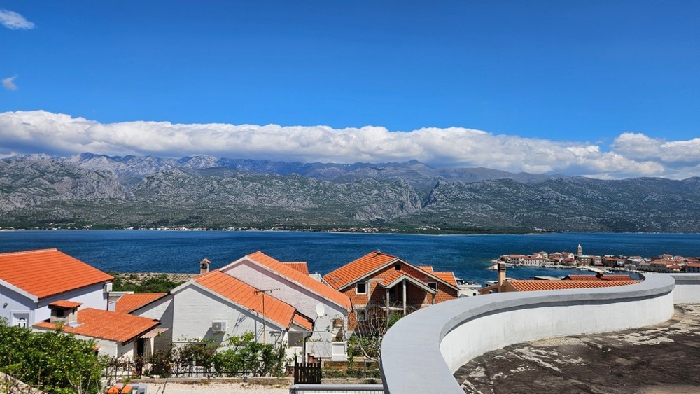 Panoramatický výhled na moře, pohoří Velebit a Vinjerac