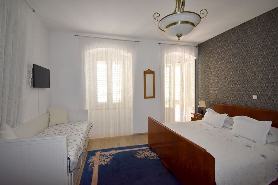 Ložnice s manželskou postelí a vstupem na balkon