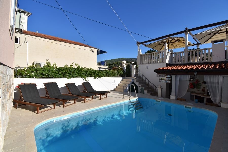 Bazén se sluneční terasou a lehátky