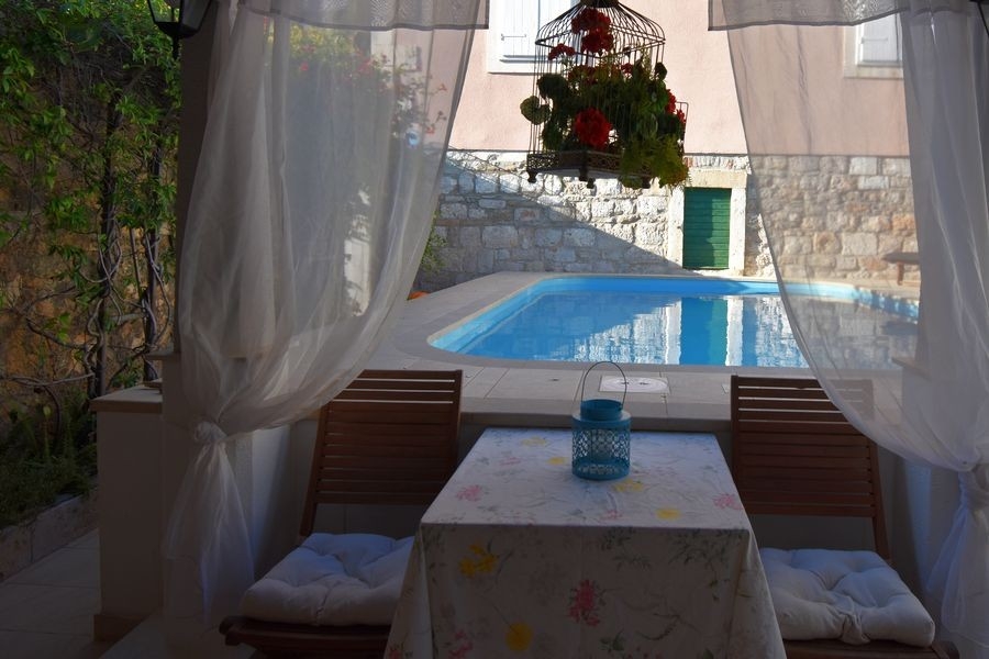 Krytý jídelní kout u bazénu