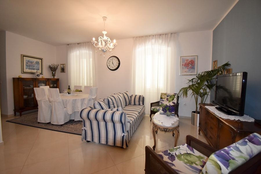 Obývací pokoj s pohovkou a klasickým nábytkem