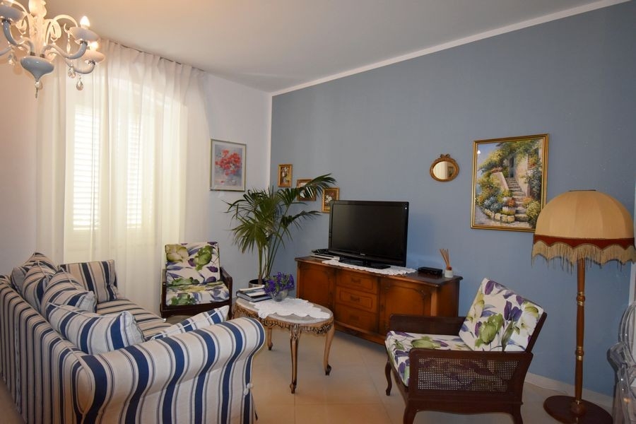 Obývací pokoj s TV a sedacím nábytkem