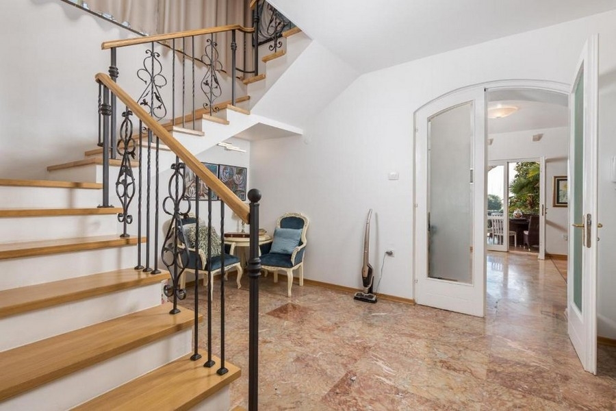 Vstupní prostor se schodištěm a mramorovou podlahou