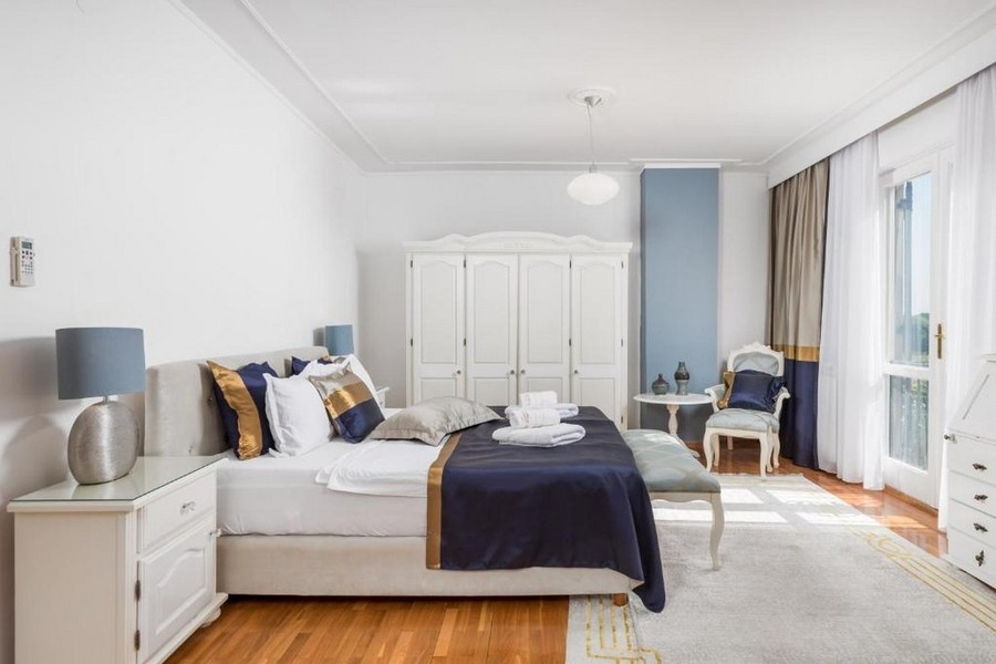 Ložnice s manželskou postelí a vstupem na balkon