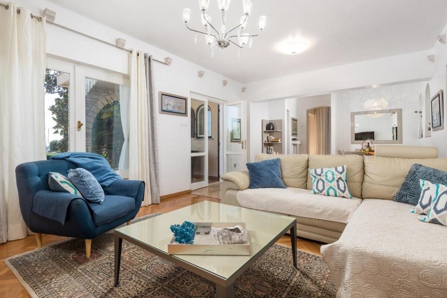 Světlý obývací pokoj se vstupem na terasu