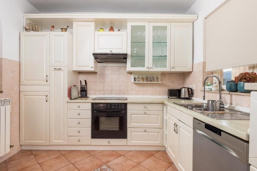 Kuchyňská linka s vestavěnými spotřebiči a pracovní plochou