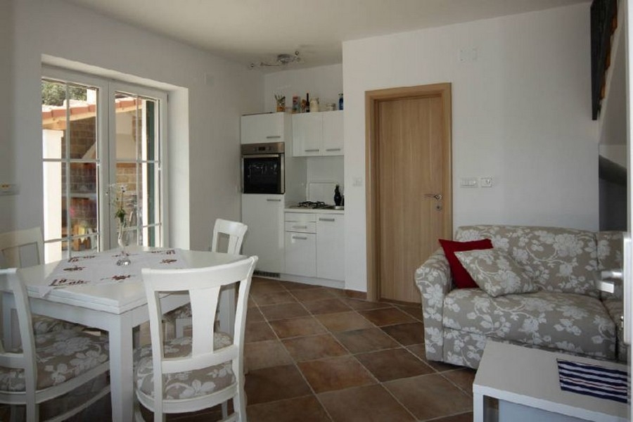 Otevřený obývací pokoj s kuchyní a posezením