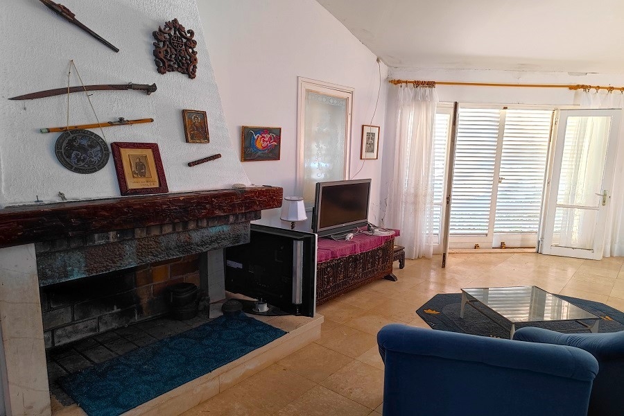 Obývací pokoj s posezením a dveřmi na terasu