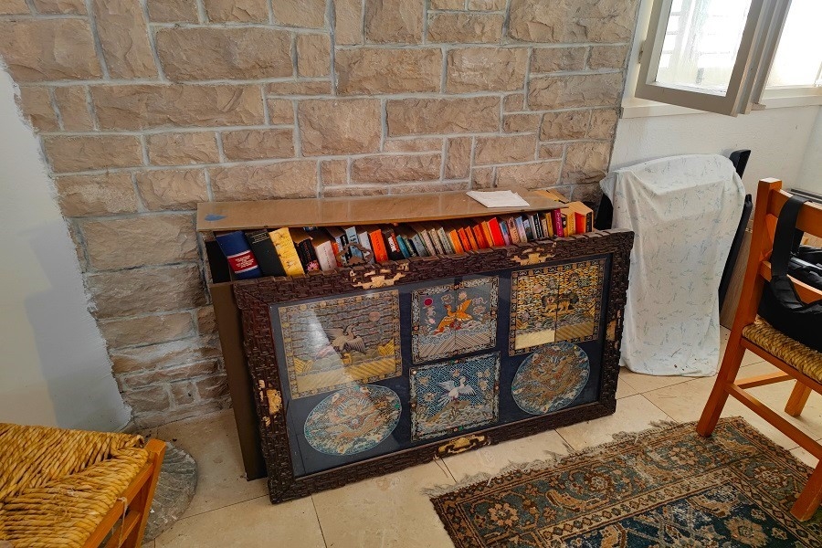 Interiér s přírodní kamennou stěnou a dekorativními prvky