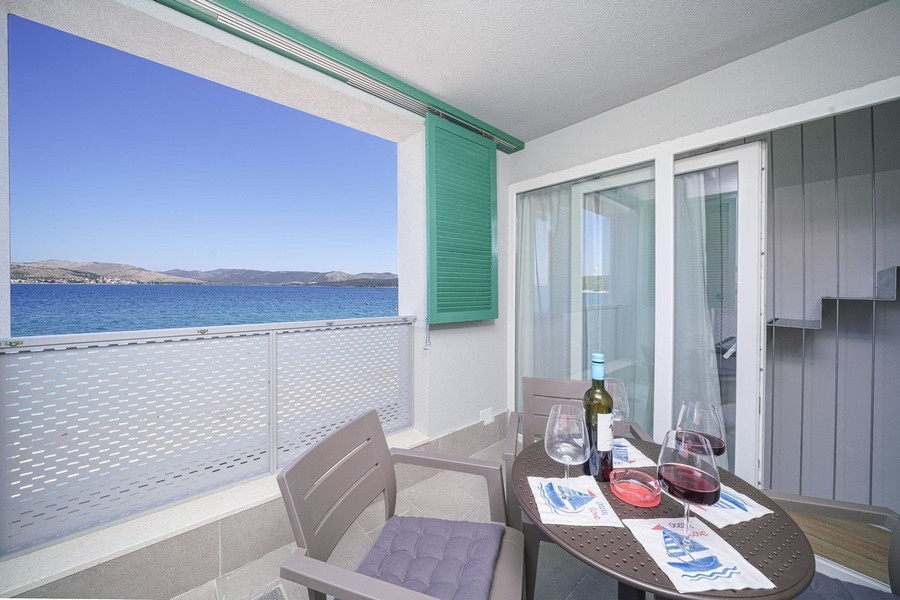 Výhled na moře z terasy nabídky H3922 u Šibeniku.