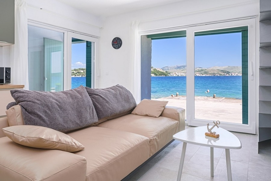 Obývací pokoj s pohovkou a přímým výhledem na moře