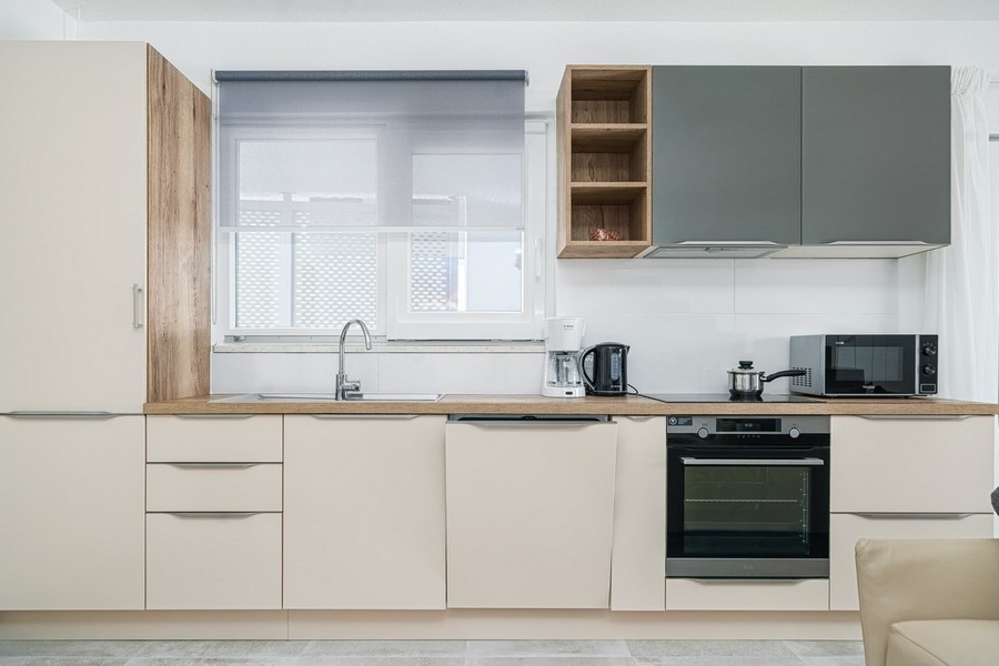 Moderní vybavená kuchyňská linka s elektrospotřebiči