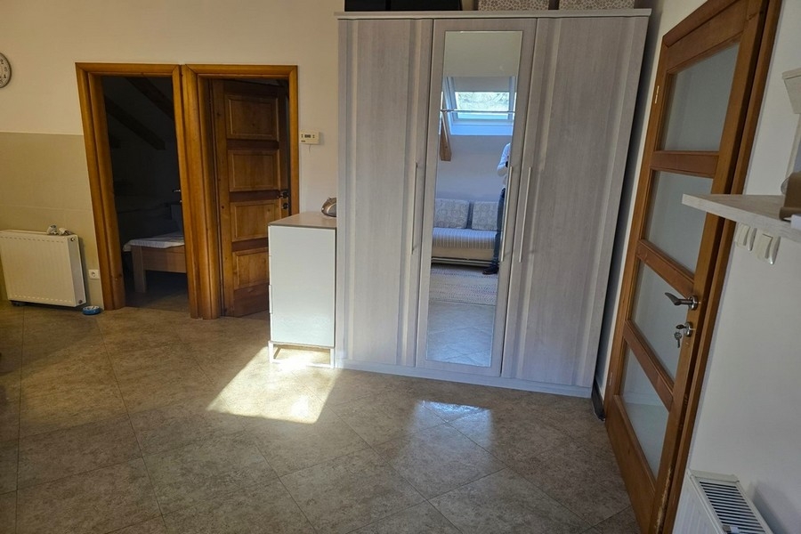 Ložnice se zkosenými stropy a vestavěnou skříní