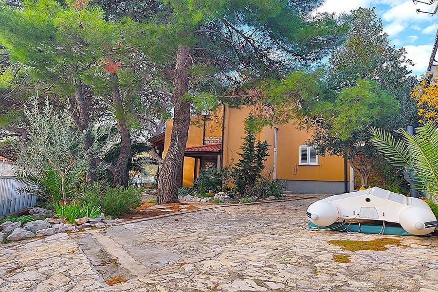 Příjezdová cesta se zahradou a lodí venku