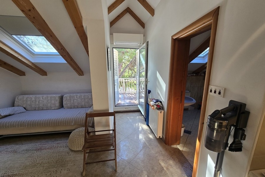 Podkroví s obývací částí a vstupem na balkon