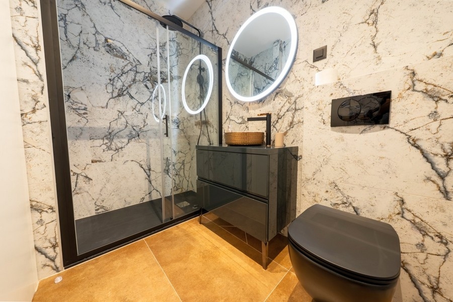 Moderní koupelna se sprchovým koutem a designovým nábytkem