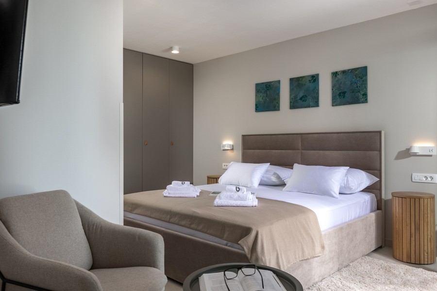 Ložnice s manželskou postelí a vestavěnou skříní