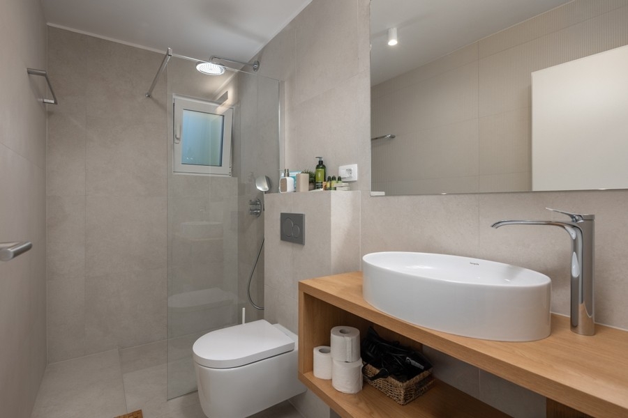 Moderní koupelna se sprchovým koutem