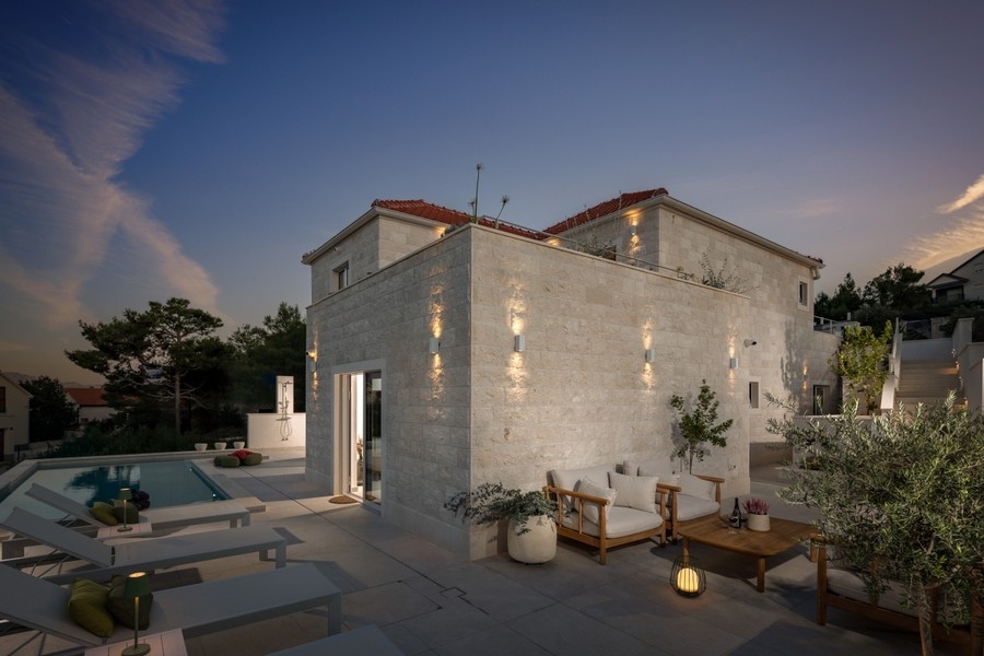 Vila ve stylu přírodního kamene na ostrově Brač v Chorvatsku.