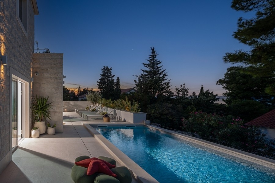 Bazén s výhledem do zeleně - nemovitost H3926.