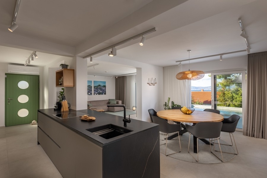 Jídelna s výhledem na bazén a moře