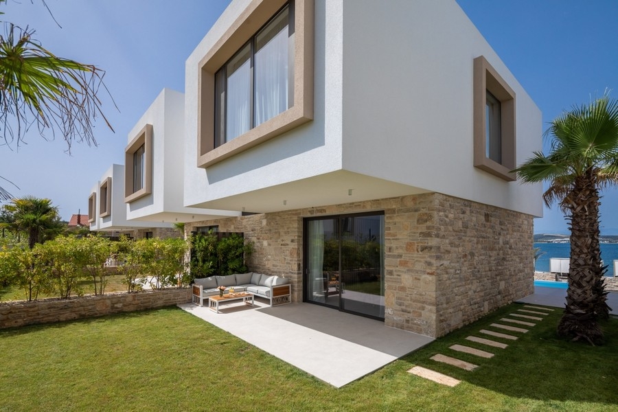 Moderní vila s výhledem na moře a zahradou
