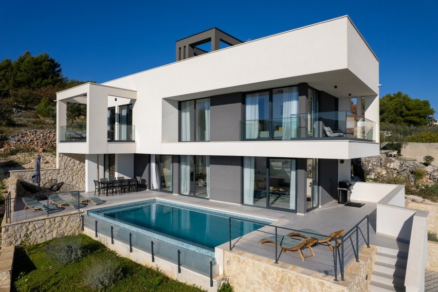 Luxusní vila s bazénem nedaleko Trogiru, Dalmácie.