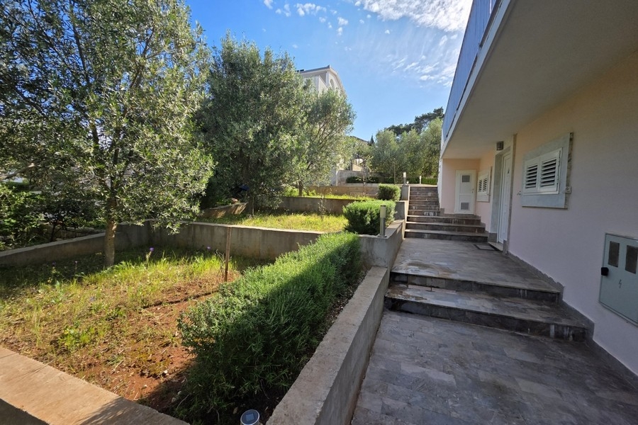 Vstup do domu s terasou a zahradou