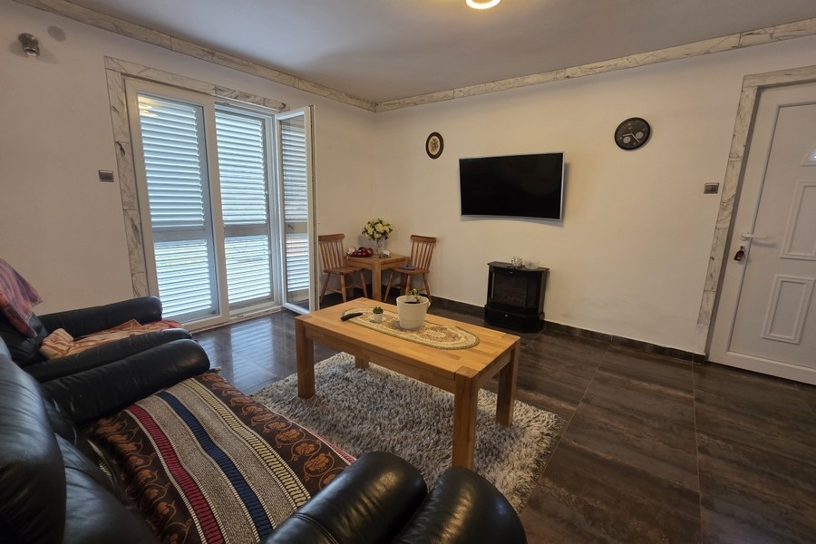 Obývací pokoj se vstupem na terasu