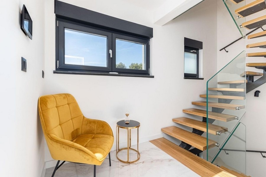 Schodiště se skleněným zábradlím a moderním designem