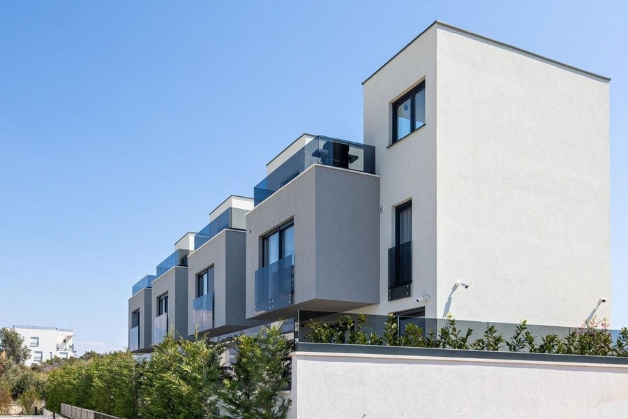 Moderní nový dům s jasnou architekturou v Chorvatsku