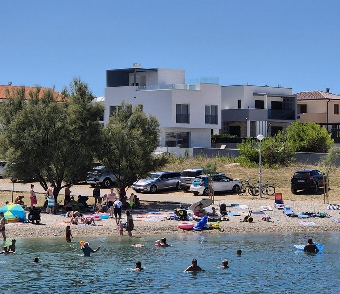 Moderní vila nedaleko pláže na ostrově Vir se současnou architekturou.
