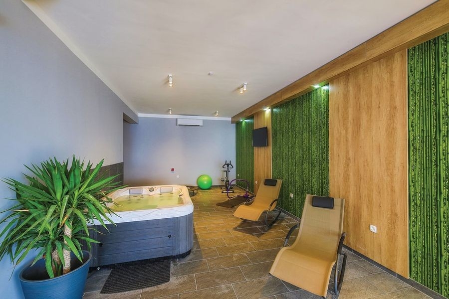 Jacuzzi a wellness místnost v moderní vile