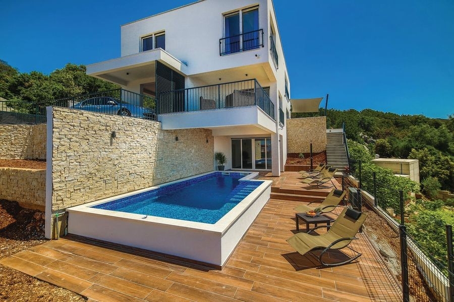 Moderní vila s bazénem a sluneční terasou