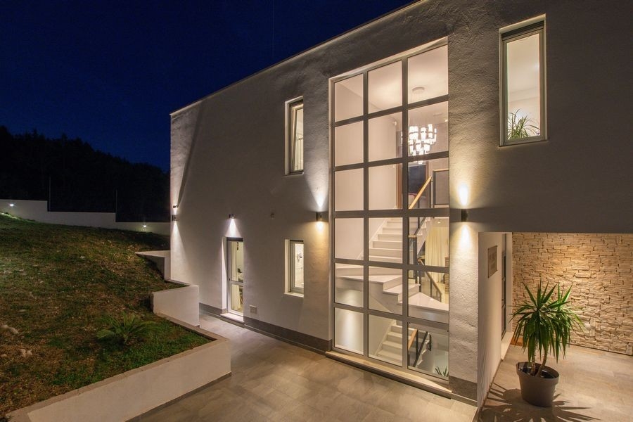 Prosvětlená luxusní vila s moderním designem